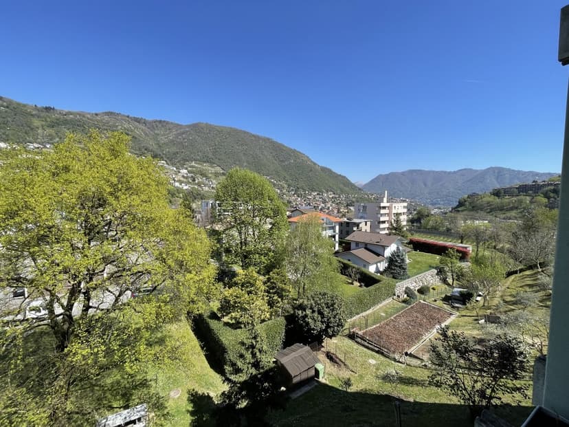 LUMINOSO DUPLEX DI 4.5 LOCALI CON BALCONI E VISTA APERTA SULLE COLLINE CIRCOSTANTI.