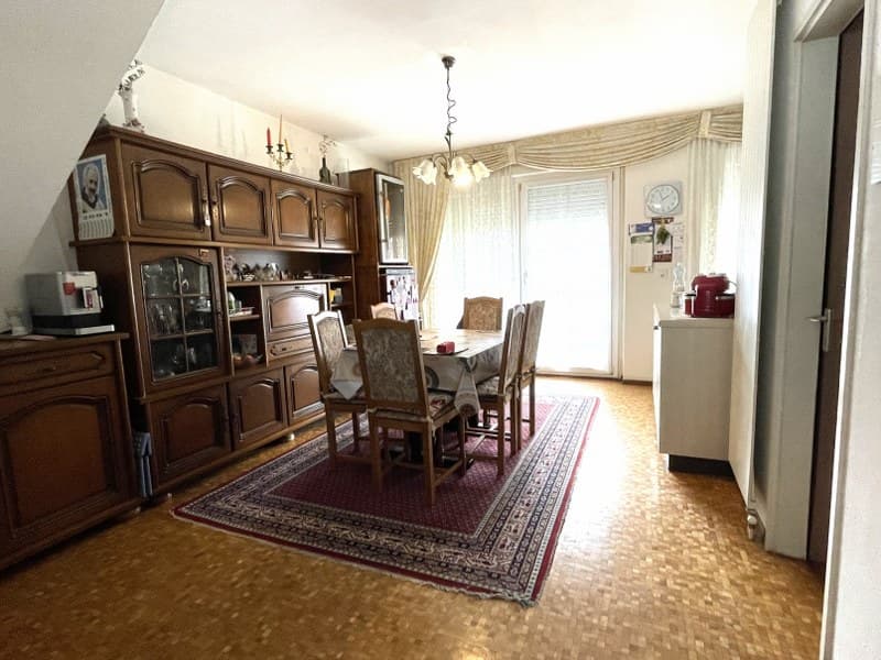 LUMINOSO DUPLEX DI 4.5 LOCALI CON BALCONI E VISTA APERTA SULLE COLLINE CIRCOSTANTI.