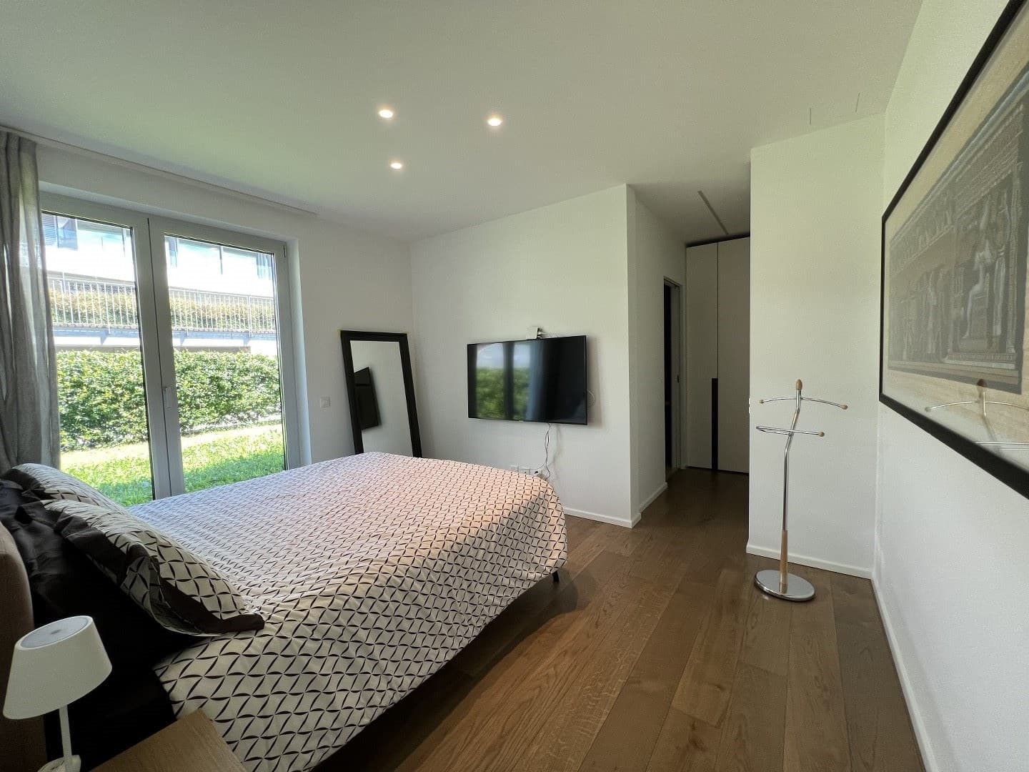 MODERN 3.5 ROOM APARTMENT WITH STUNNING LAKE VIEW