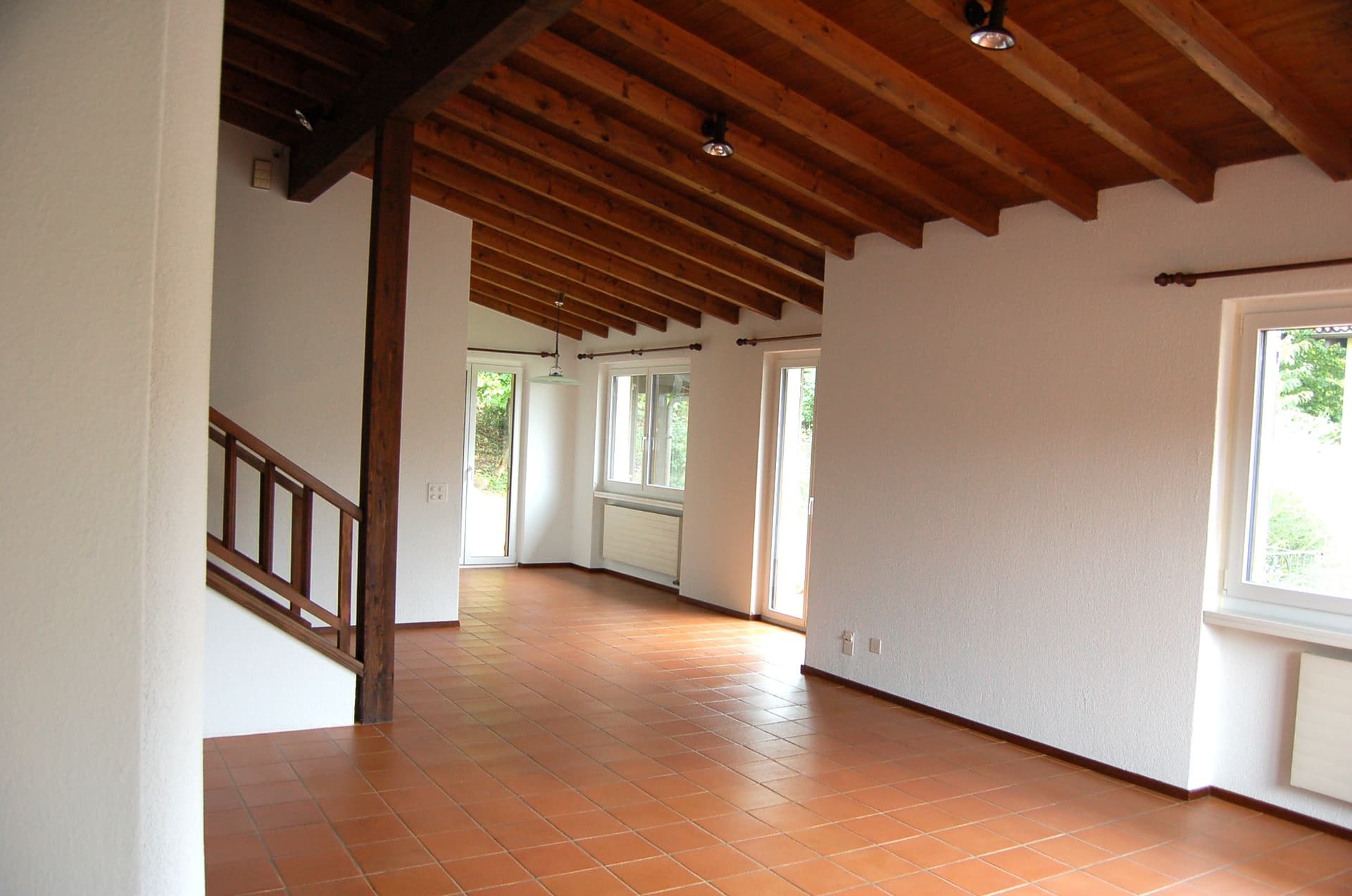CASA UNIFAMILIARE CON GRANDE AREA VERDE PRIVATA