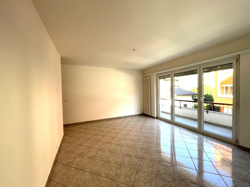 APPARTAMENTO 2.5 LOCALI CON BALCONE