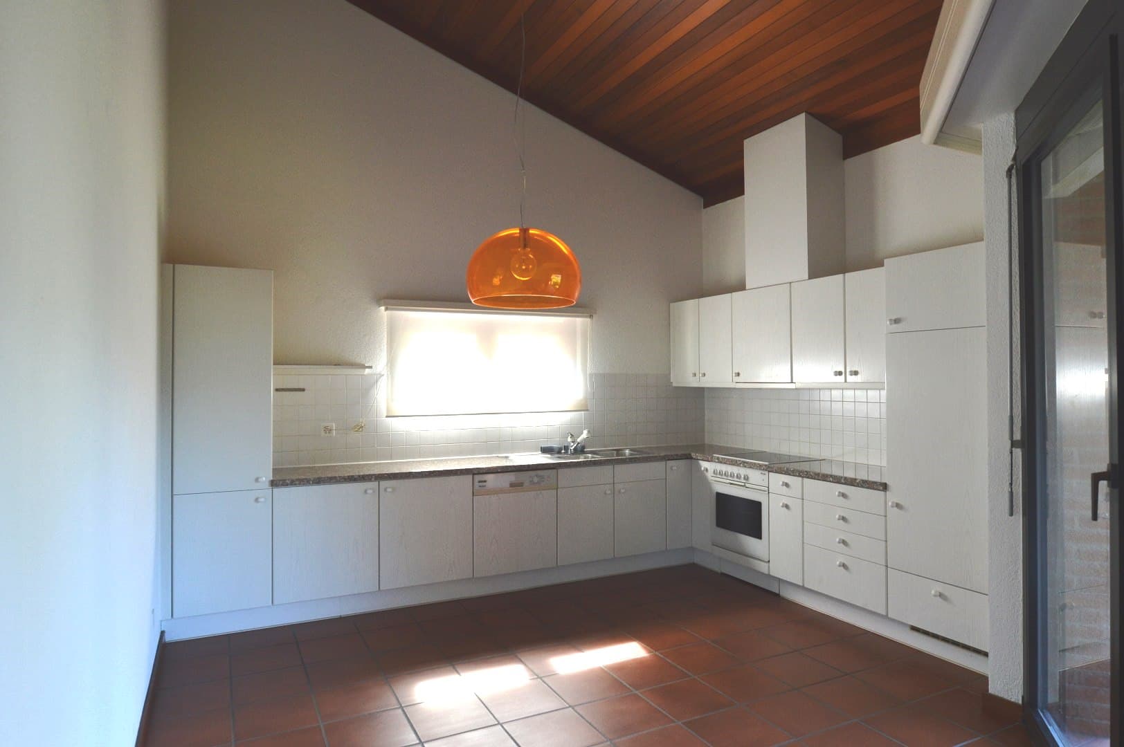 APPARTAMENTO 5.5 LOCALI CON TERRAZZA, IN ZONA TRANQUILLA NEL VERDE