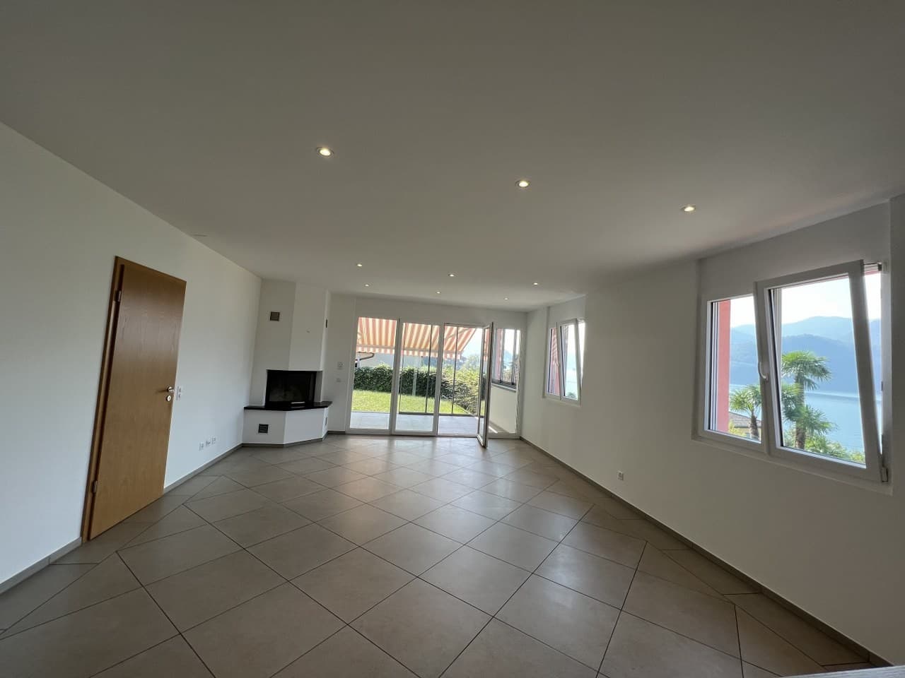 SOLIVA VILLA DI 5.5 LOCALI SUL LAGO