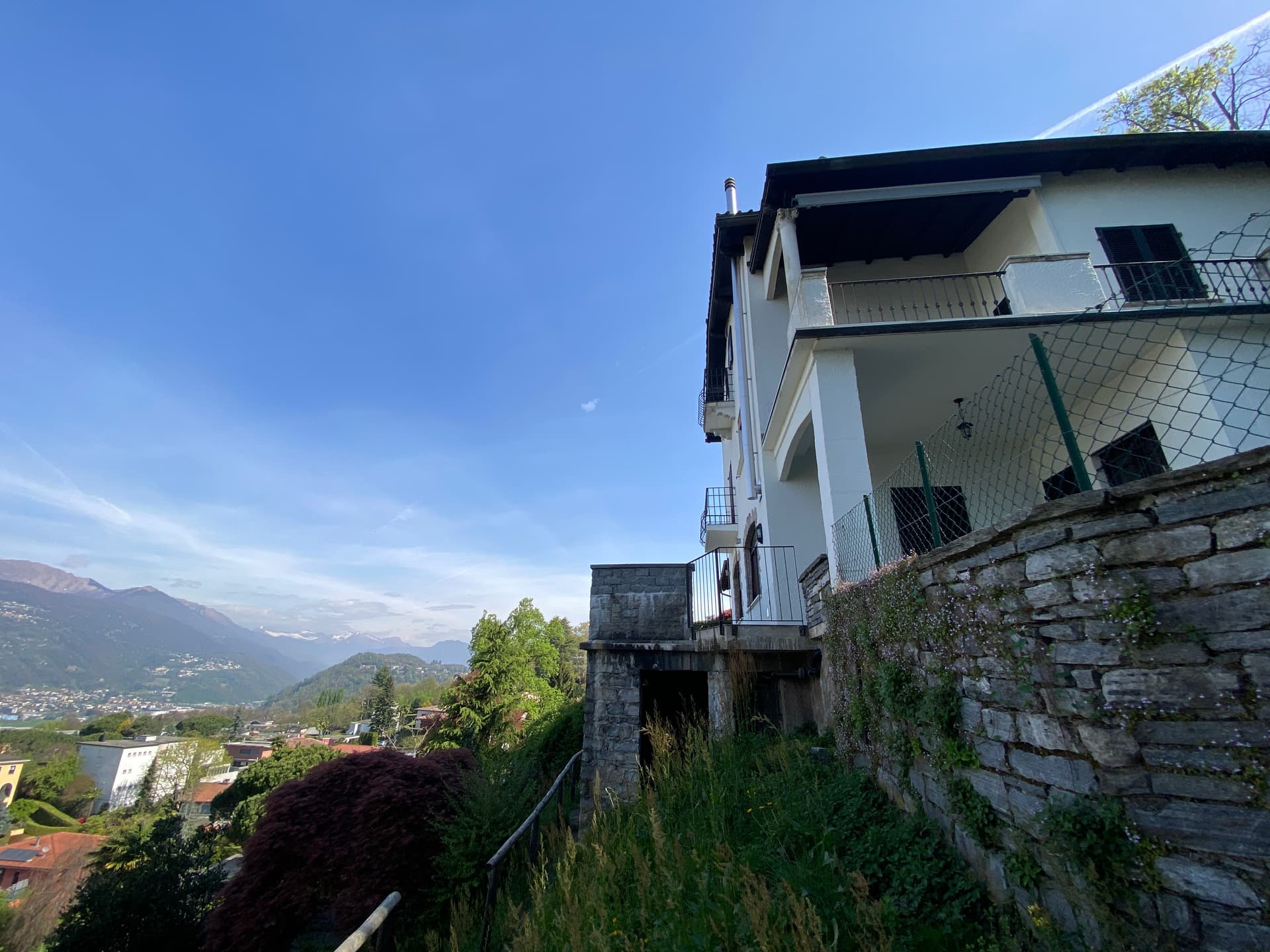 ELEGANTE CASA CON VISTA LAGO NEL CUORE DELLA COLLINA D'ORO 