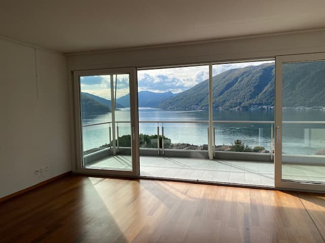 MERAVIGLIOSO ATTICO CON AMPIA TERRAZZA E PANORAMICA VISTA LAGO 