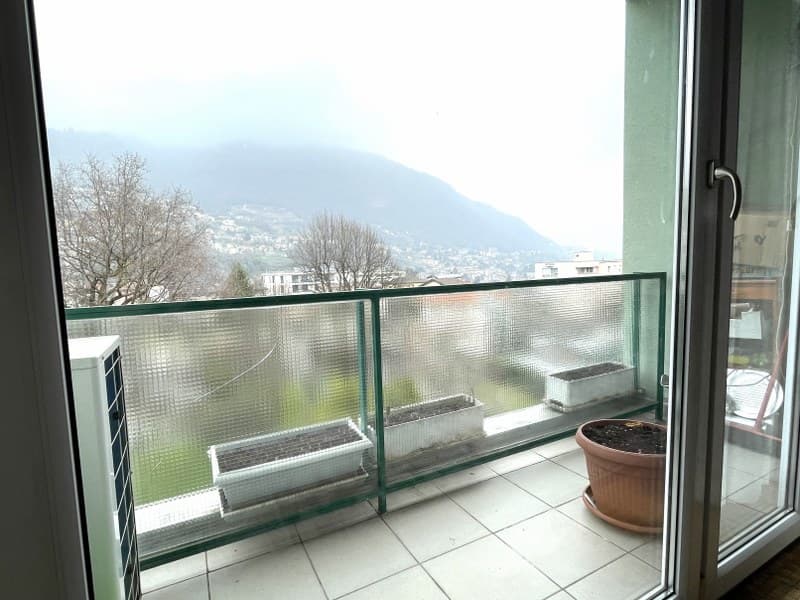 LUMINOSO DUPLEX DI 4.5 LOCALI CON BALCONI E VISTA APERTA SULLE COLLINE CIRCOSTANTI.