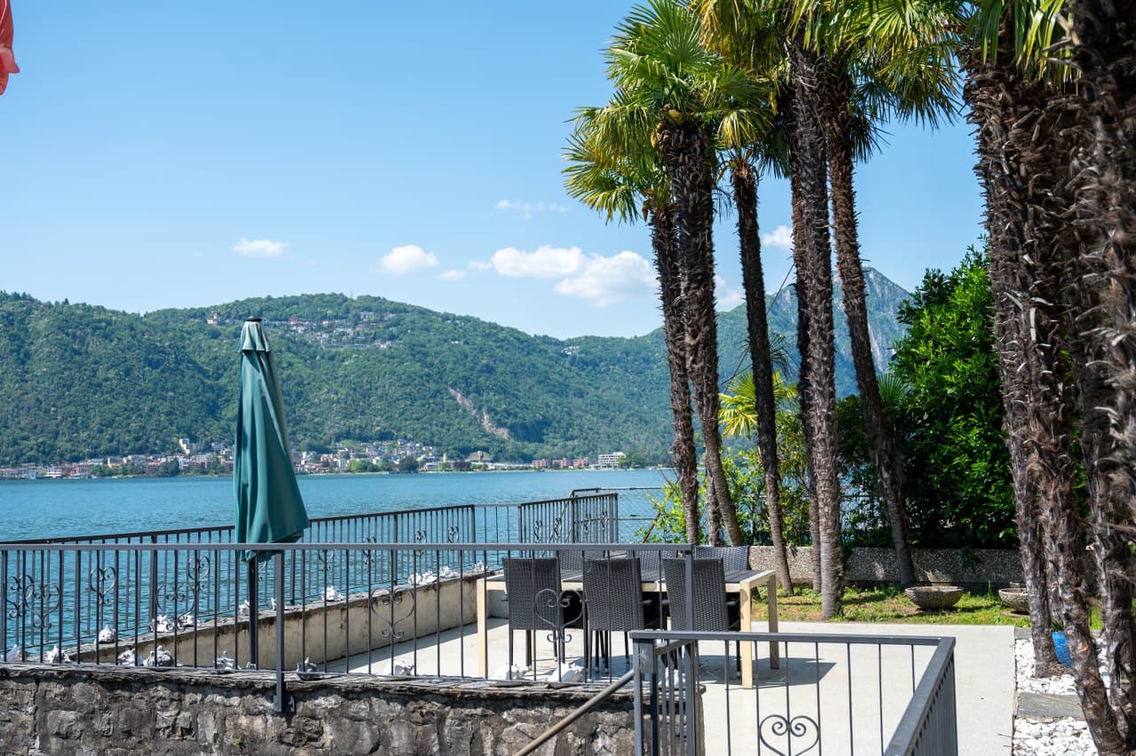PRESTIGIOUS VILLA ON THE SHORES OF THE LAKE, WITH PRIVATE DOCKS