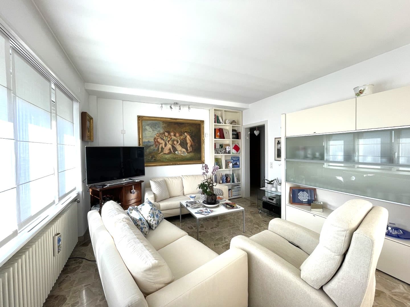 DETACHED HOUSE SURROUNDED BY GREENLAND WITH A GARDEN AND OPEN VIEWS OF THE MOUNTAINS