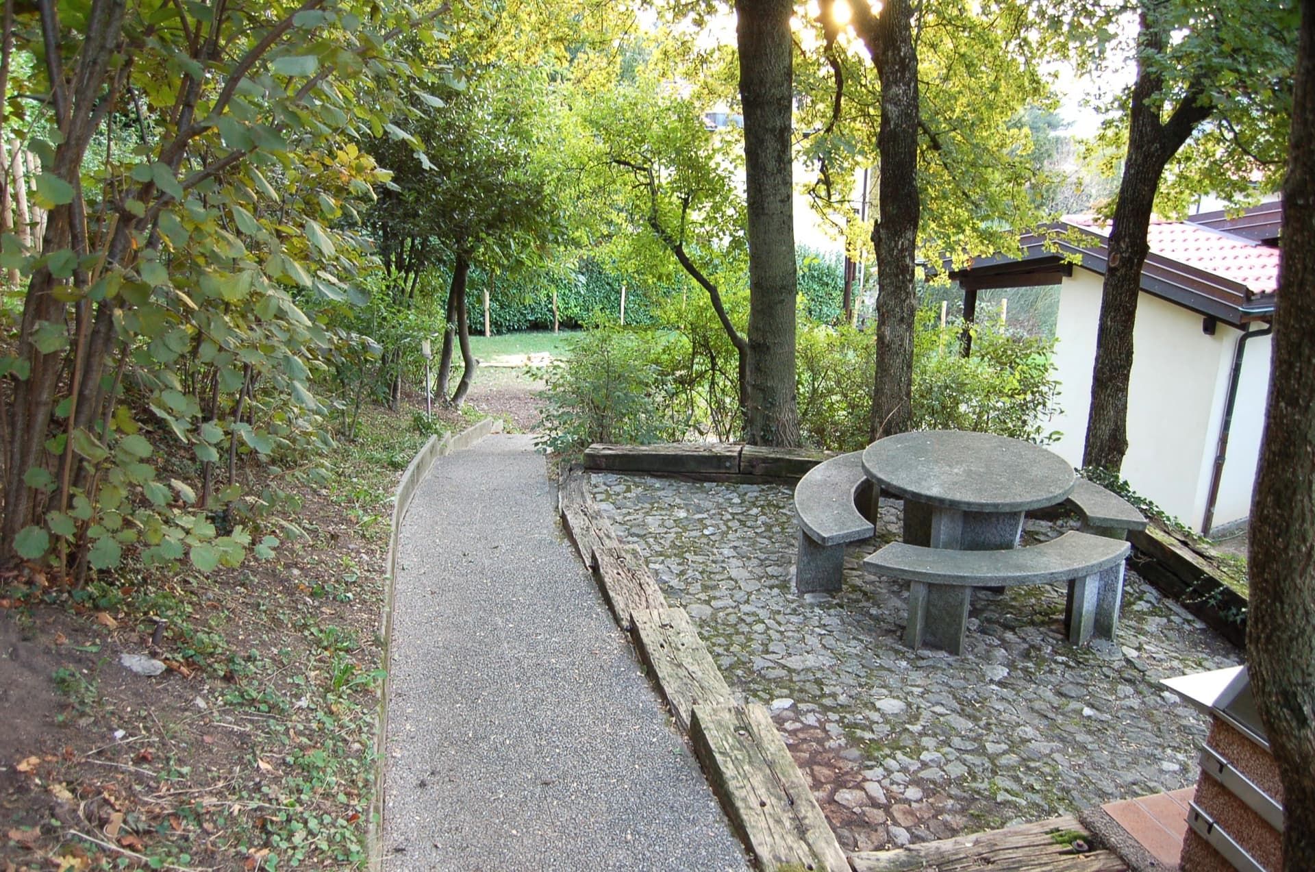 CASA UNIFAMILIARE CON GRANDE AREA VERDE PRIVATA