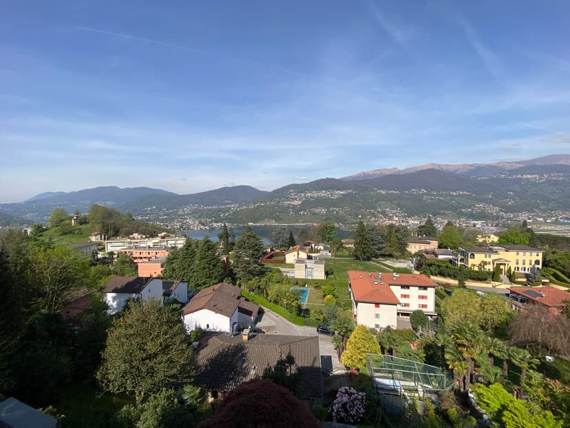 ELEGANTE CASA CON VISTA LAGO NEL CUORE DELLA COLLINA D'ORO 