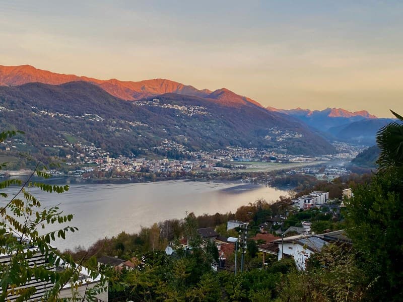 Occasione unica nella Collina d’Oro – Terreno di 776 mq con progetto approvato e vista lago