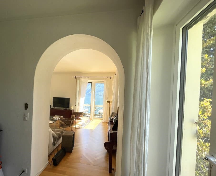 APPARTAMENTO DI 5 LOCALI CON MERAVIGLIOSA VISTA LAGO