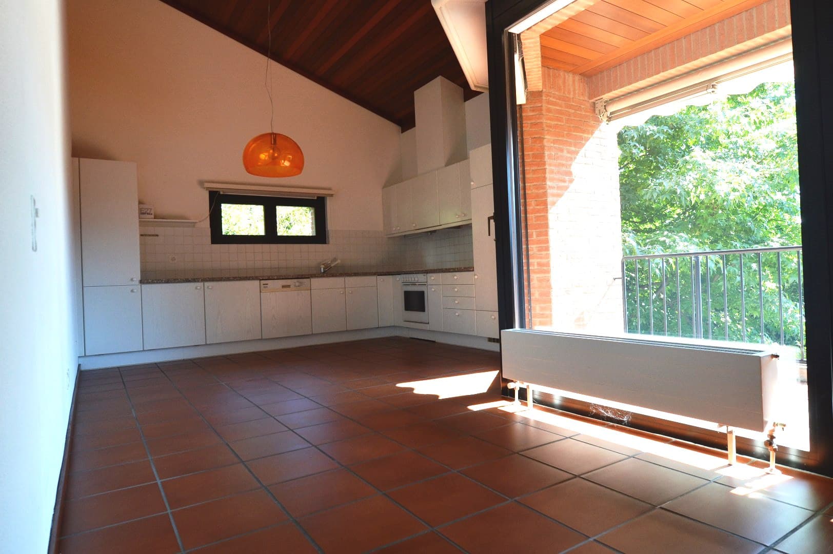 APPARTAMENTO 5.5 LOCALI CON TERRAZZA, IN ZONA TRANQUILLA NEL VERDE