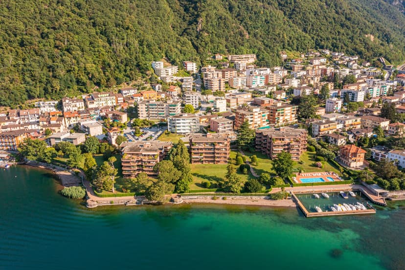 PRESTIGIOSO ATTICO DI  3.5 LOCALI A BORDO LAGO 