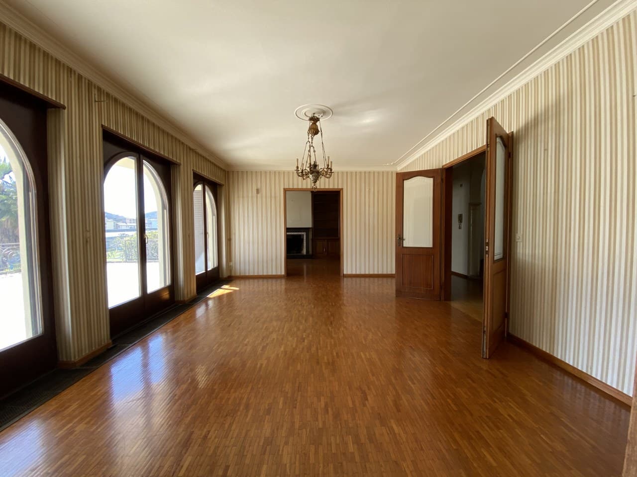 IMPORTANT VILLA WITH POOL - GREAT DEAL!