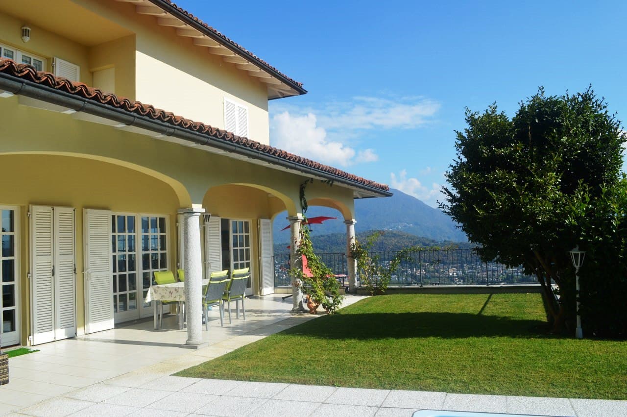 VILLA BIFAMILIARE CON SPLENDIDA VISTA PANORAMICA