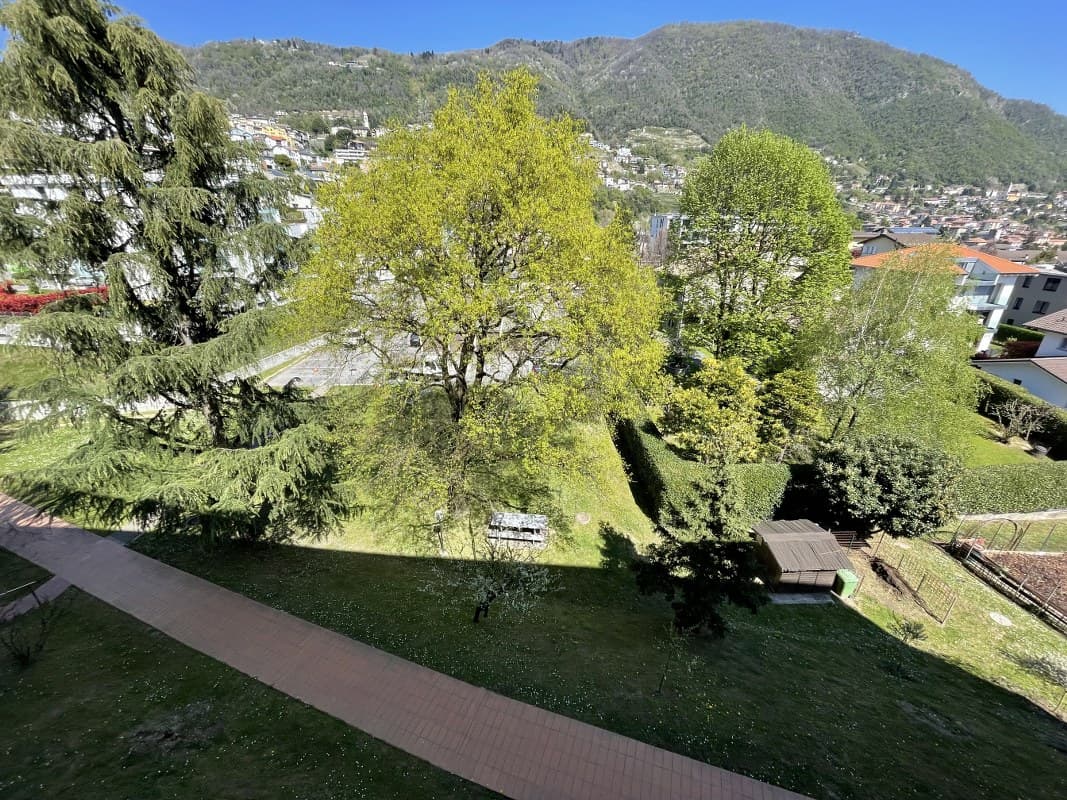 LUMINOSO DUPLEX DI 4.5 LOCALI CON BALCONI E VISTA APERTA SULLE COLLINE CIRCOSTANTI.