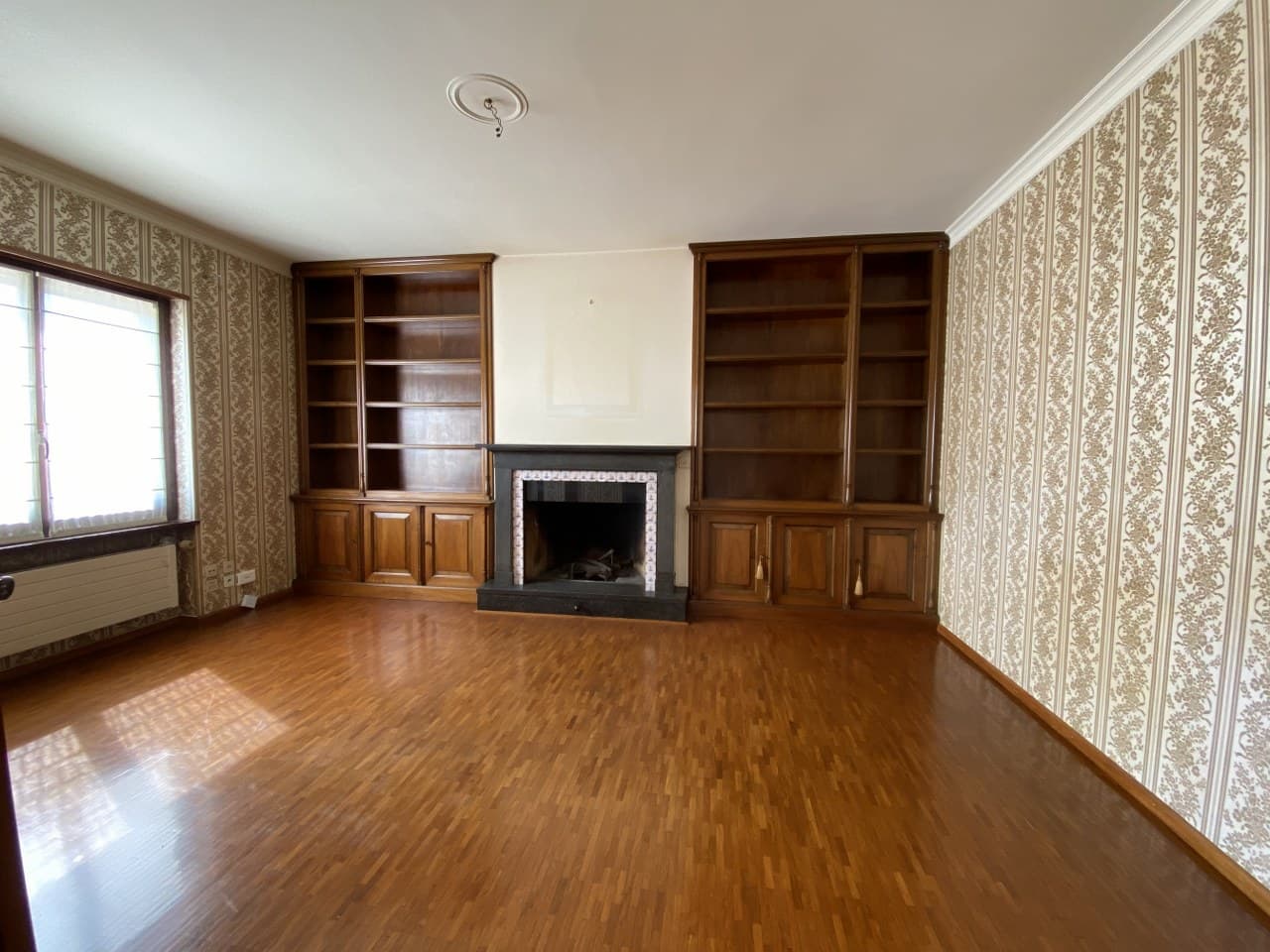 IMPORTANT VILLA WITH POOL - GREAT DEAL!