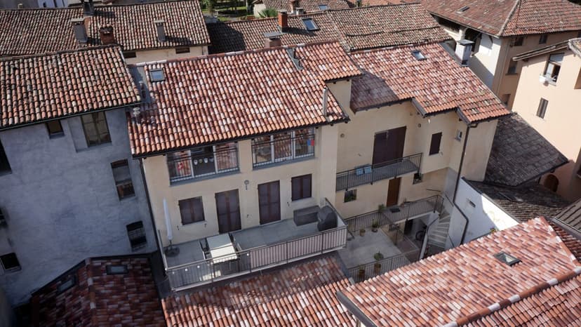 APPARTAMENTO 3.5 LOCALI, NEL NUCLEO A DUE PASSI DAL LAGO