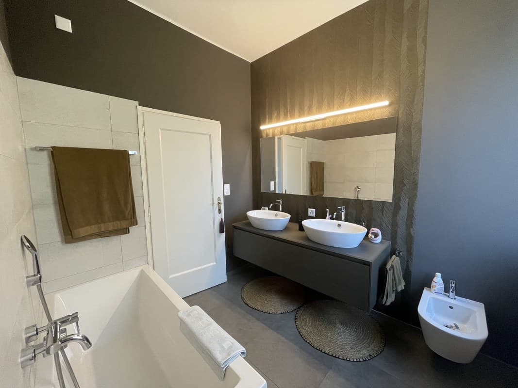 APPARTAMENTO DI 5 LOCALI CON MERAVIGLIOSA VISTA LAGO