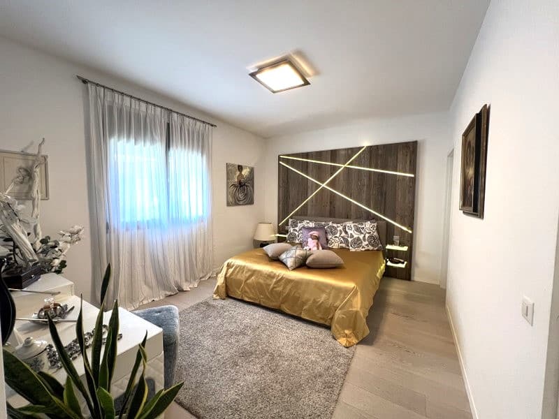 ELEGANT PENTHOUSE, LARGE SUNNY TERRACE WITH LAKE VIEW
