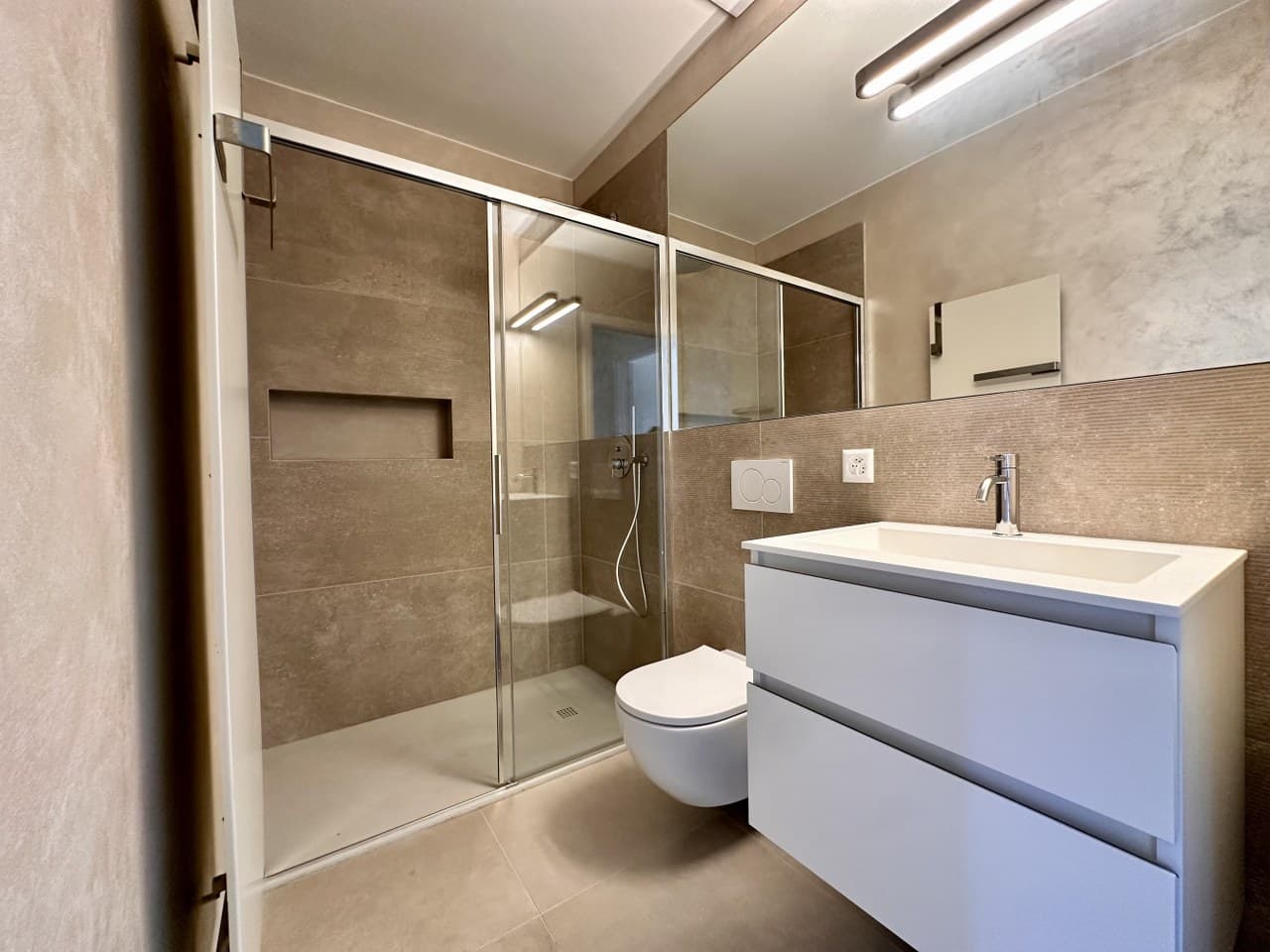 RENOVATED 4.5 ROOMS APARTMENT WITH SHARED SWIMMING POOL
