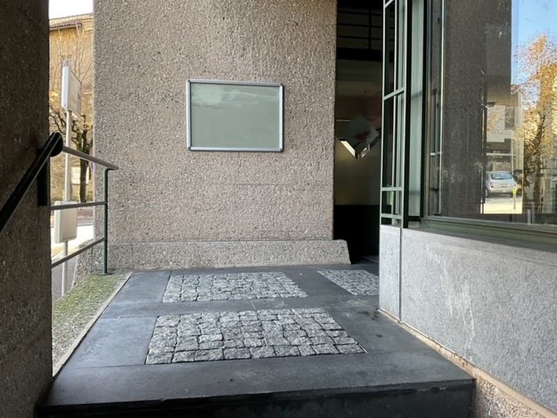 LOCALE COMMERCIALE - NEGOZIO CON VETRINE