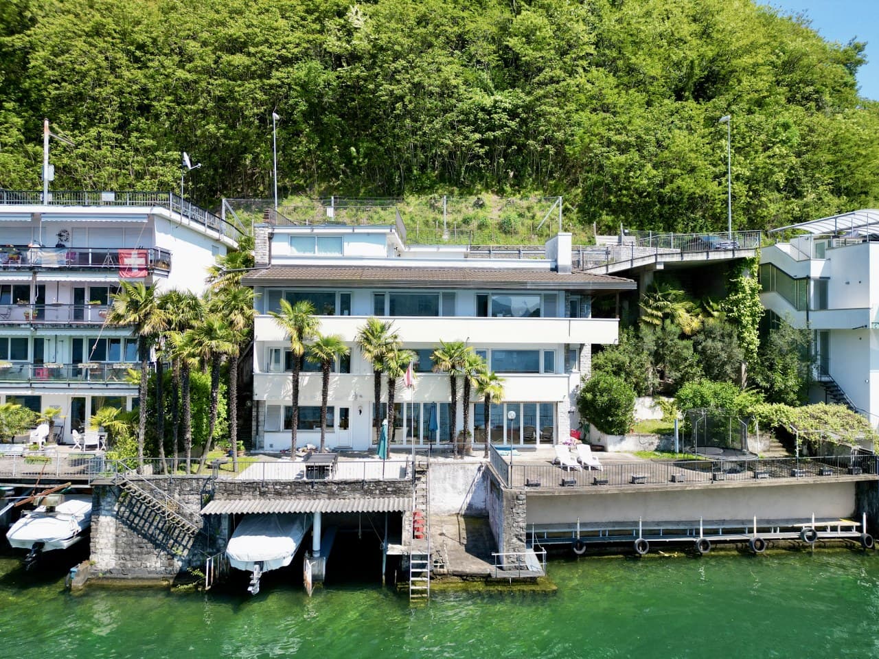 PRESTIGIOUS VILLA ON THE SHORES OF THE LAKE, WITH PRIVATE DOCKS