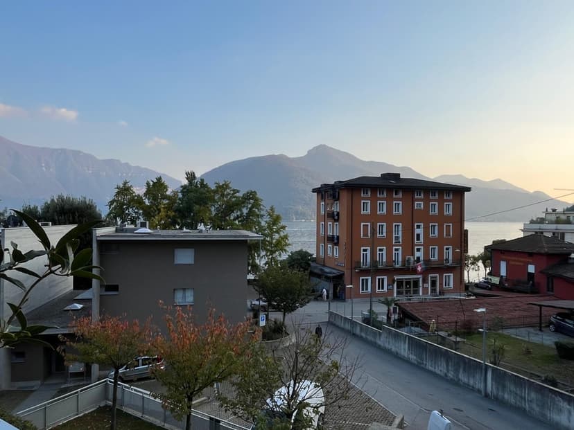 ELEGANTE ATTICO, GRANDE TERRAZZA BEN SOLEGGIATA CON VISTA LAGO