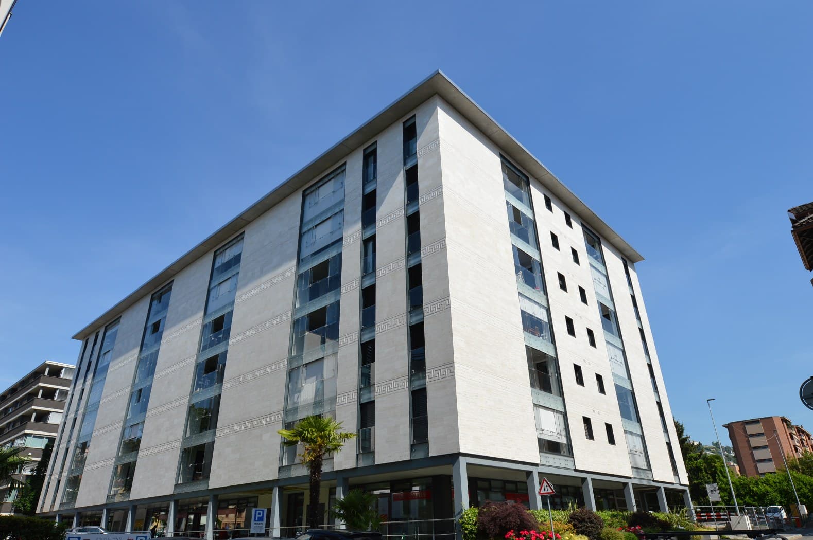 INTERESSANTE LOCALE COMMERCIALE AL PIANTERRENO CON VETRINE