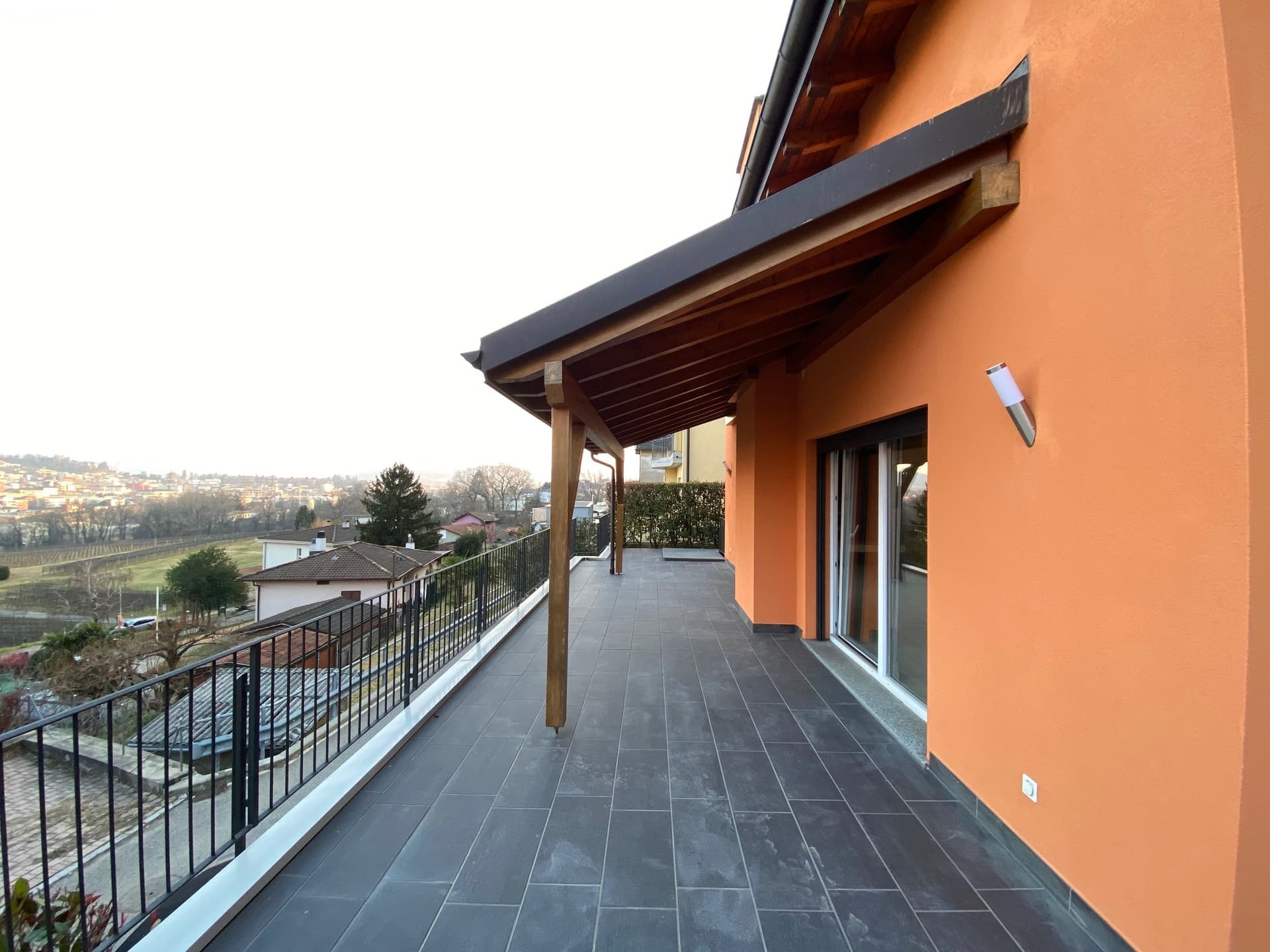 CASA UNIFAMILIARE NEL VERDE