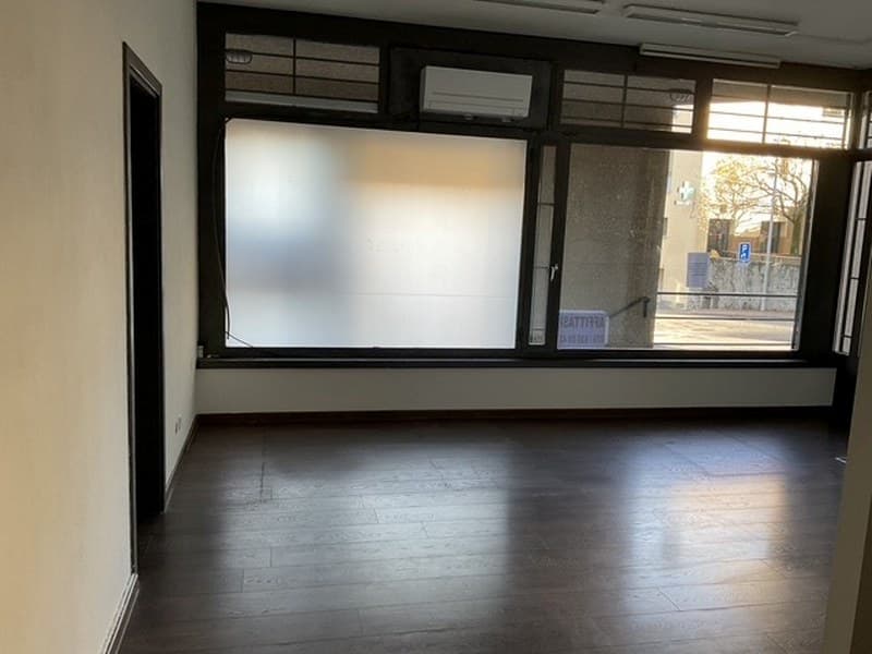 LOCALE COMMERCIALE - NEGOZIO CON VETRINE