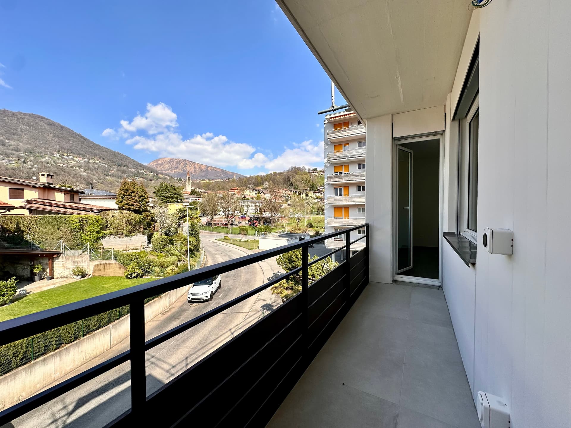 4.5-ROOM RENOVATED APARTMENT - CONDOMINIUM SWIMMING POOL