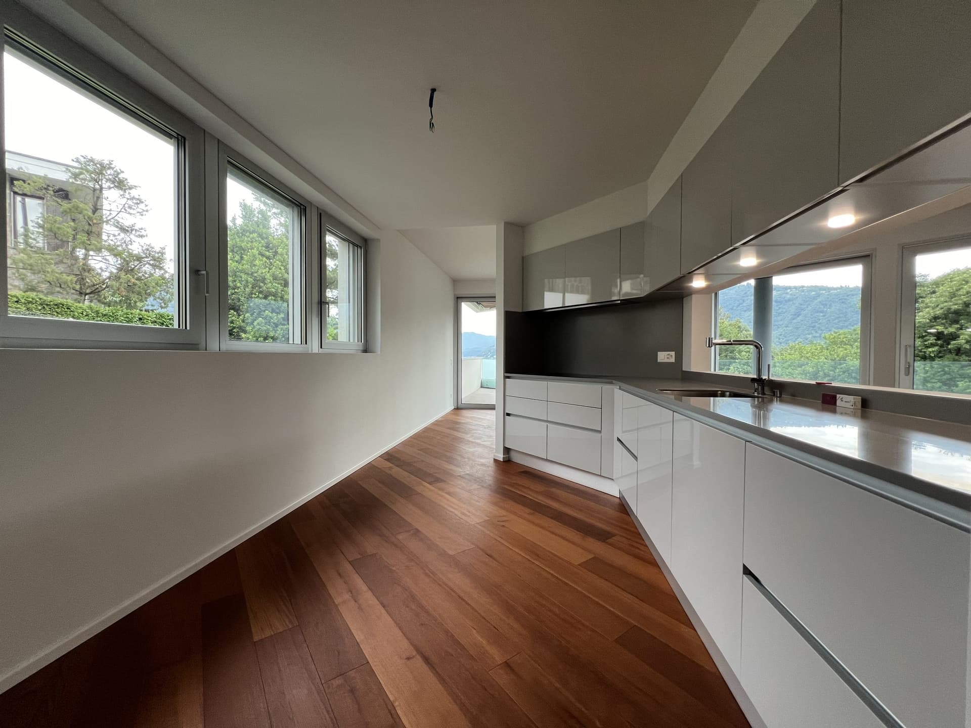 NUOVO APPARTAMENTO DI 5.5 LOCALI CON SPETTACOLARE VISTA LAGO