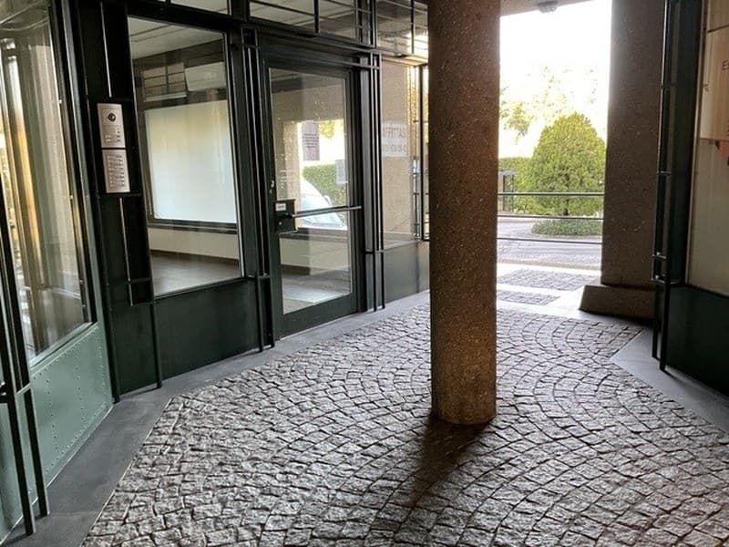 LOCALE COMMERCIALE - NEGOZIO CON VETRINE