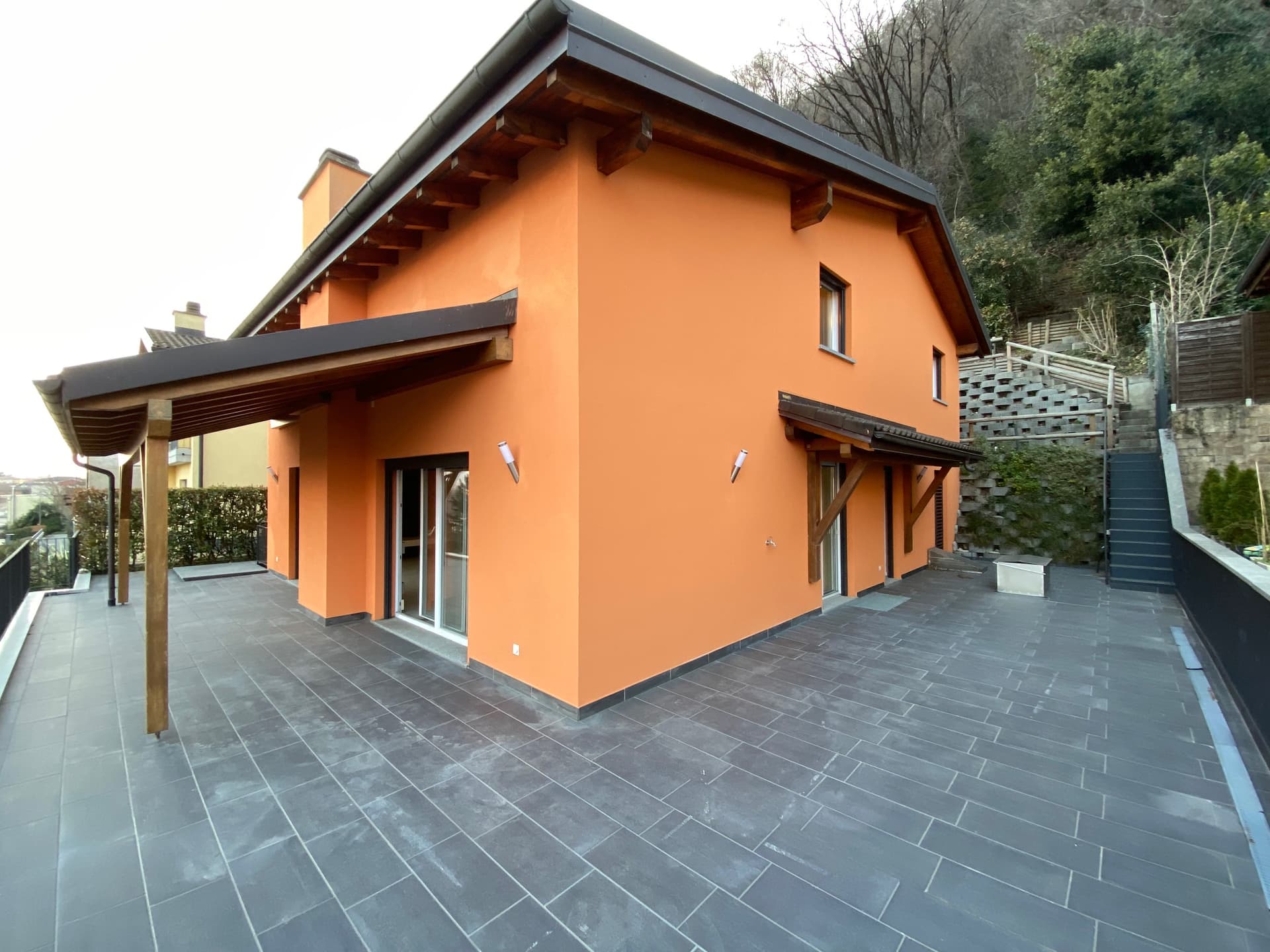 CASA UNIFAMILIARE NEL VERDE